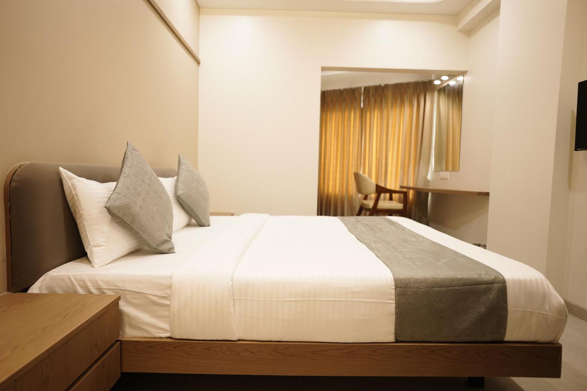 A Square Executive Hotel Aurangabad  Exteriör bild