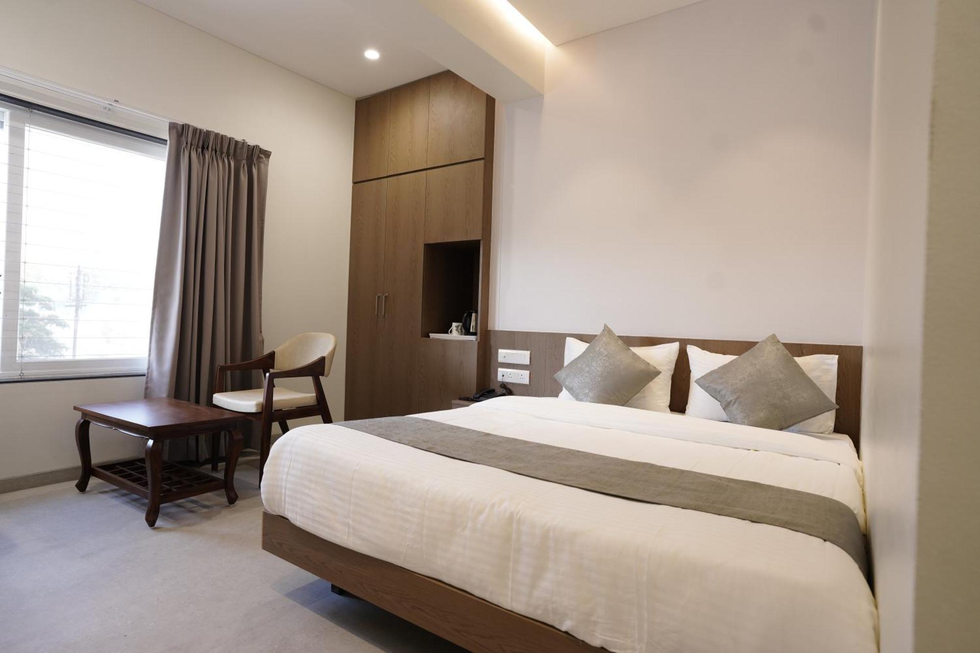 A Square Executive Hotel Aurangabad  Exteriör bild