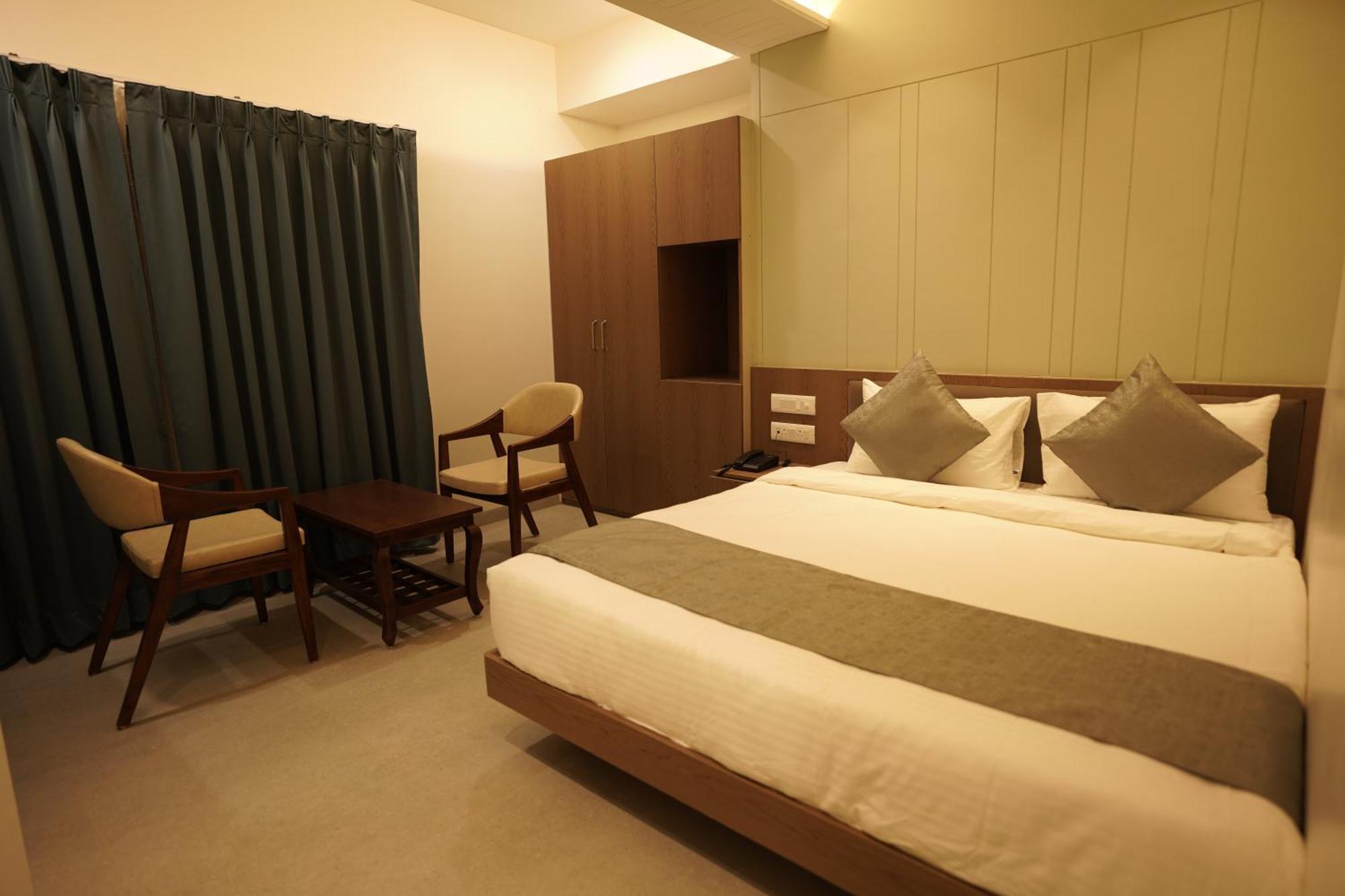 A Square Executive Hotel Aurangabad  Exteriör bild